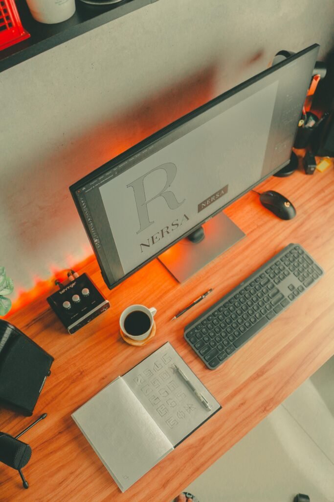 Gadgets essenciais para trabalho remoto organizados em mesa demonstrando conceito minimalista