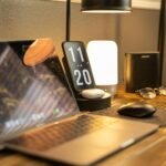 Mesa de home office minimalista com gadgets tecnológicos organizados e iluminação LED moderna