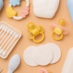 Produtos seguros para bebês, incluindo chupetas, algodões, cotonetes, mamadeiras e itens de higiene organizados sobre fundo neutro."